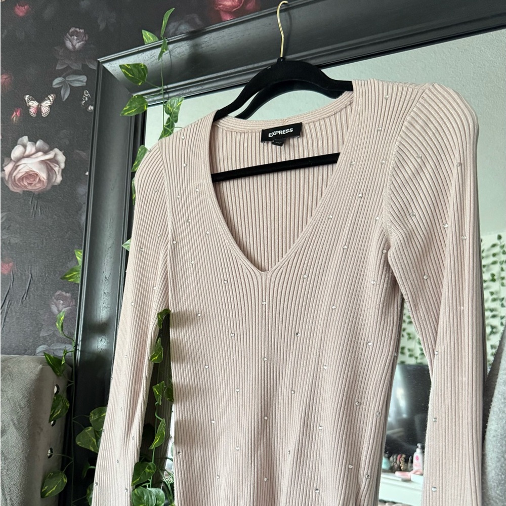 Express Cream V-Neck Sweater